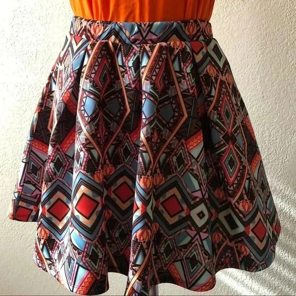 🆕 Francesca’s Alya Multi Color Geometric Print Pleated Skater Skir M🆕 - Picture 2 of 6